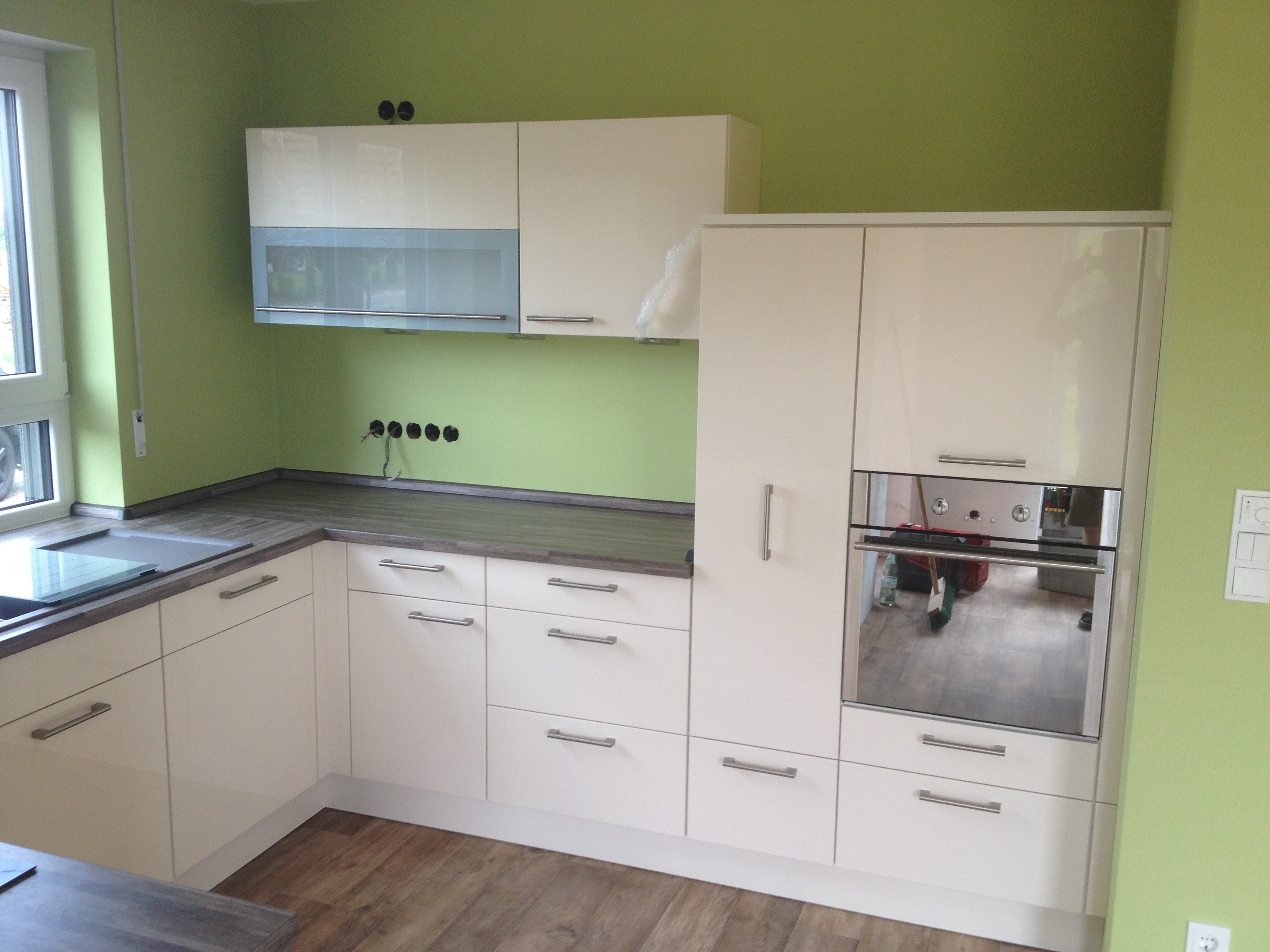 moderne Küche, Hängeschrank mit Glaseinsatz milchig, hochgesetzter Backofen, Apothekerschrank