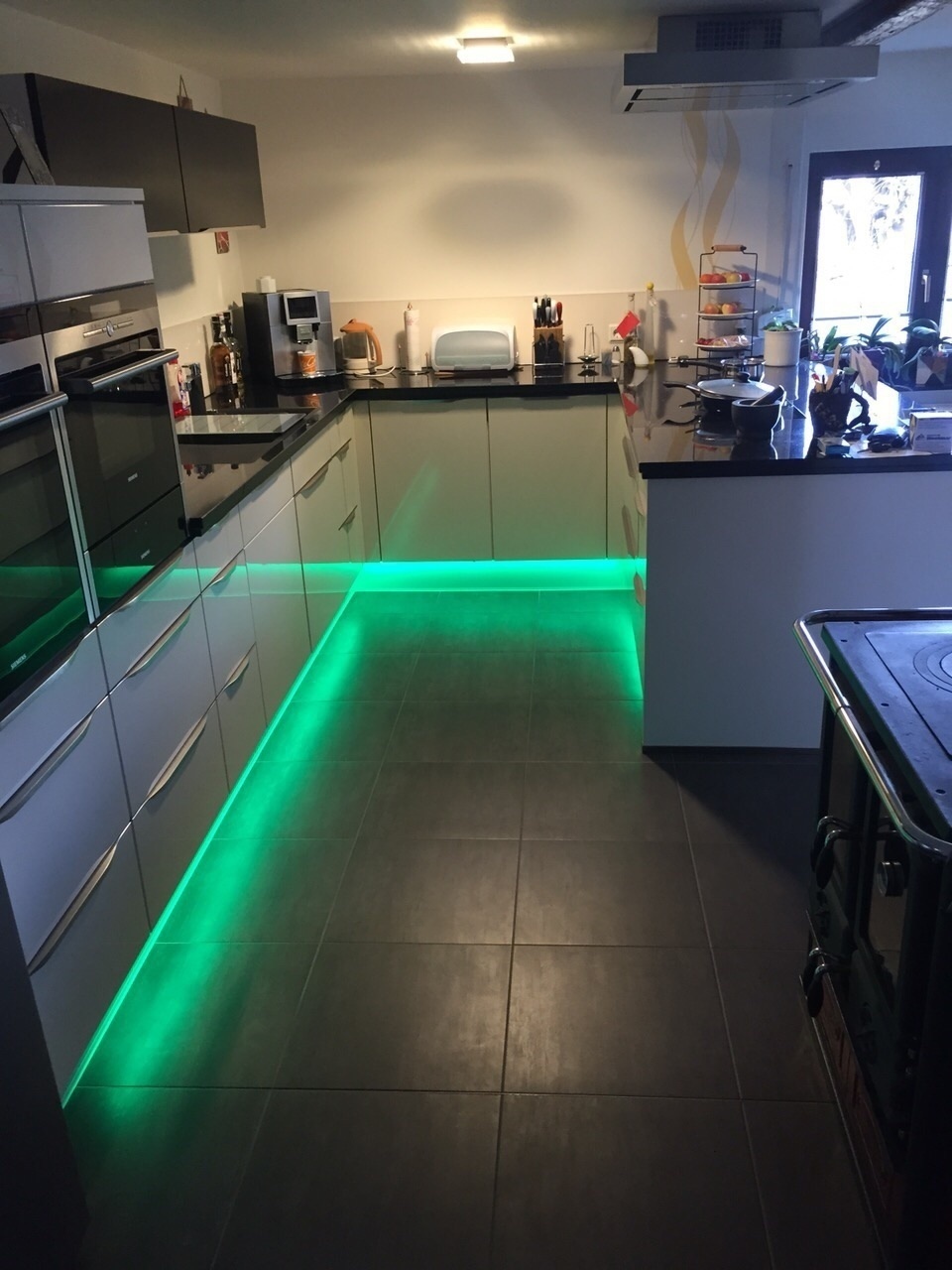 moderner Landhausstil mit Granit, Insellösung, Abzugshaube, hochgesetzter Backofen