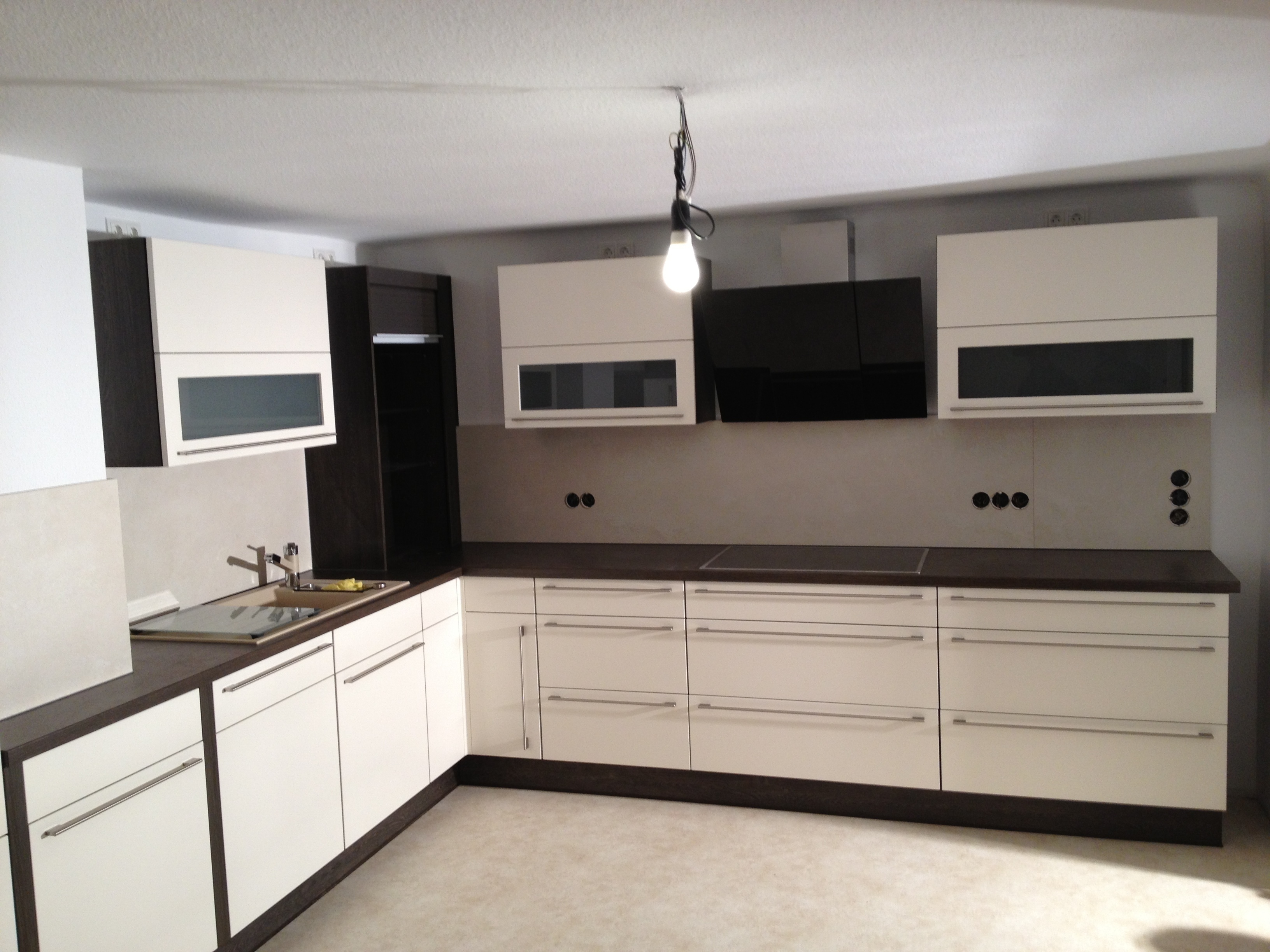 Stangengriffe, Hängeschränke mit Glaseinsatz, Abzugshaube