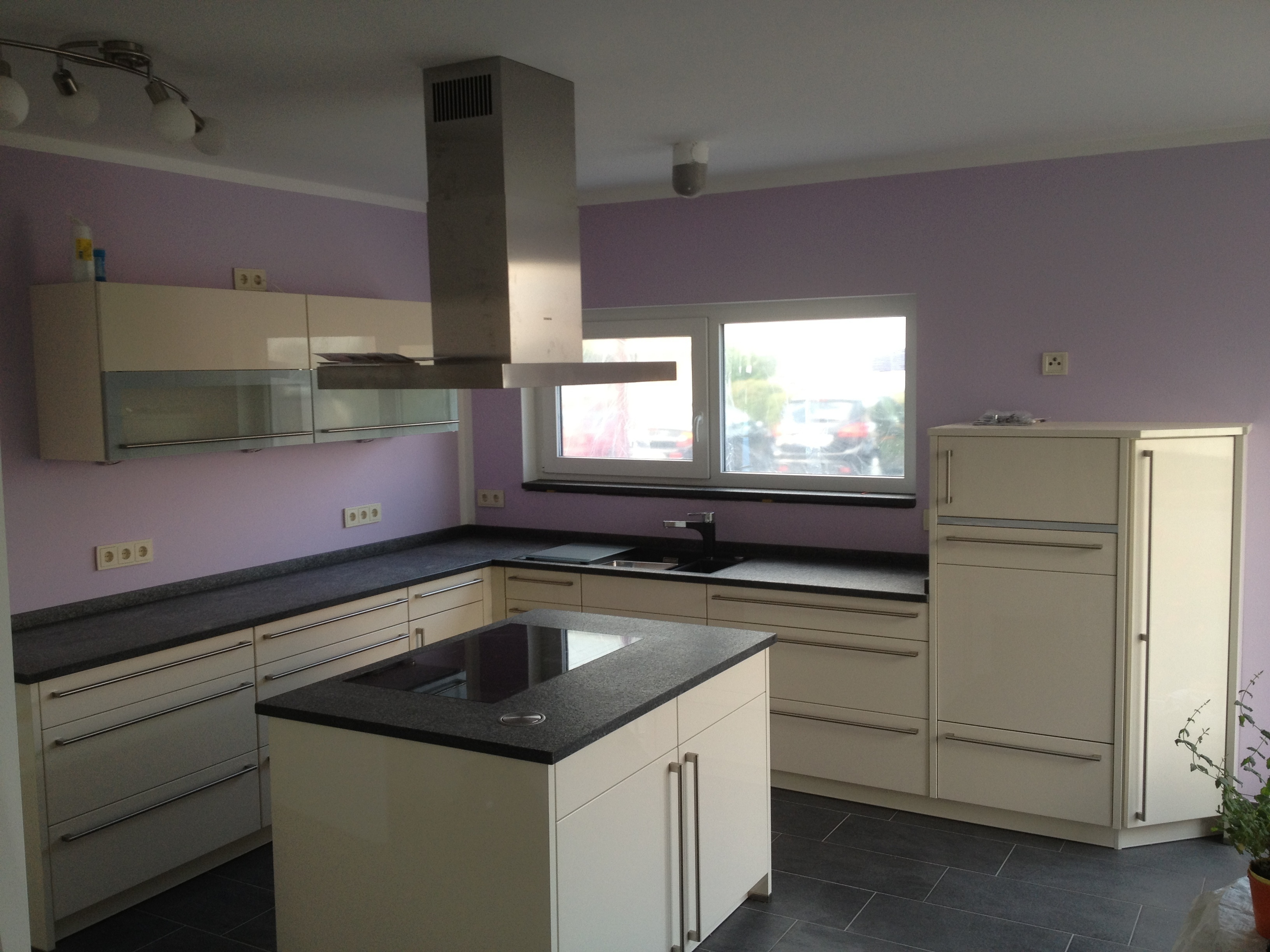 modern mit Granit rau, geflammt, gebürstet, versiegelt, Stangengriff, Insellösung, Hängeschrank mit Glas