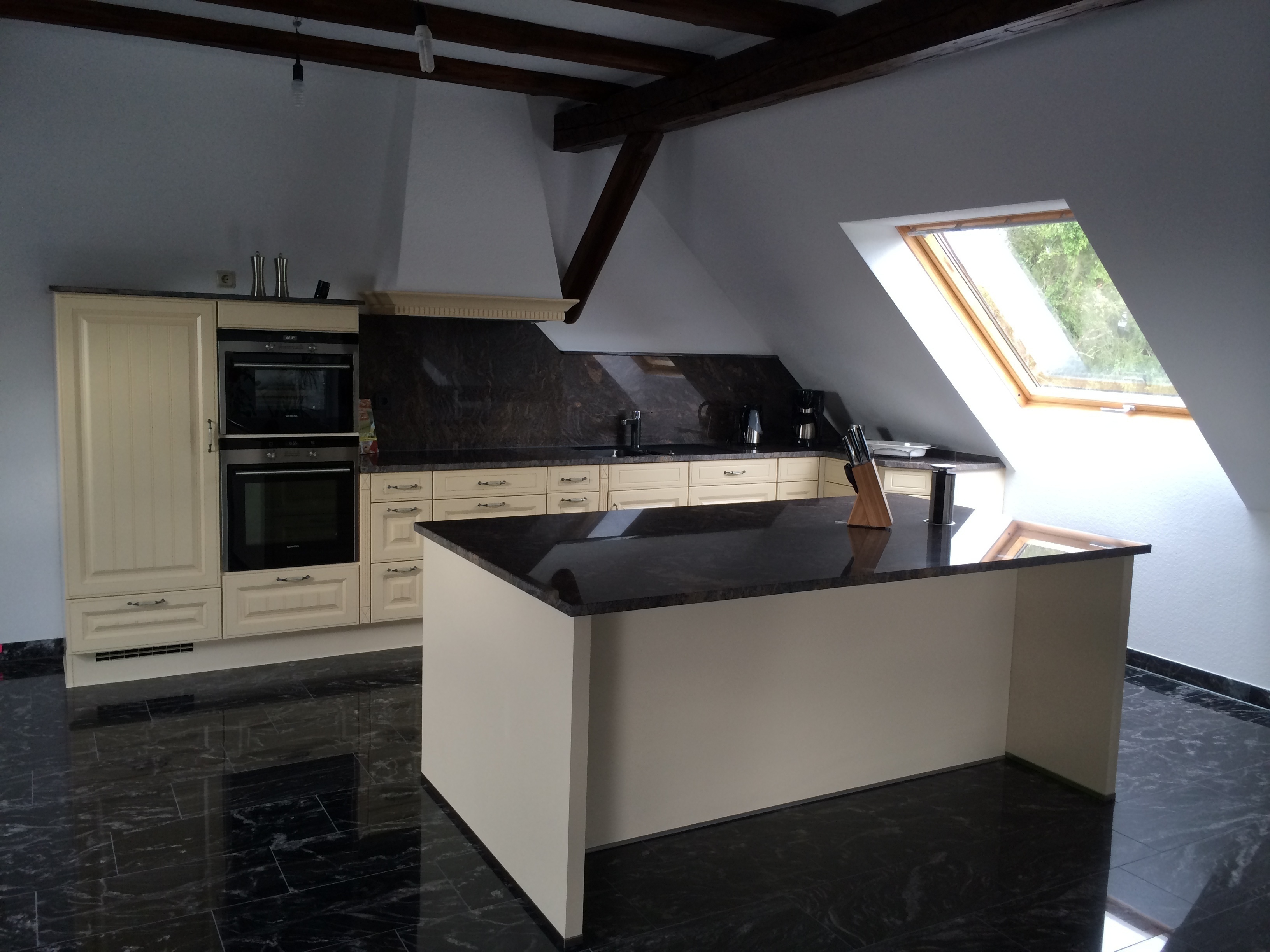 moderner Landhausstil mit Granit, Insellösung, Abzugshaube, hochgesetzter Backofen