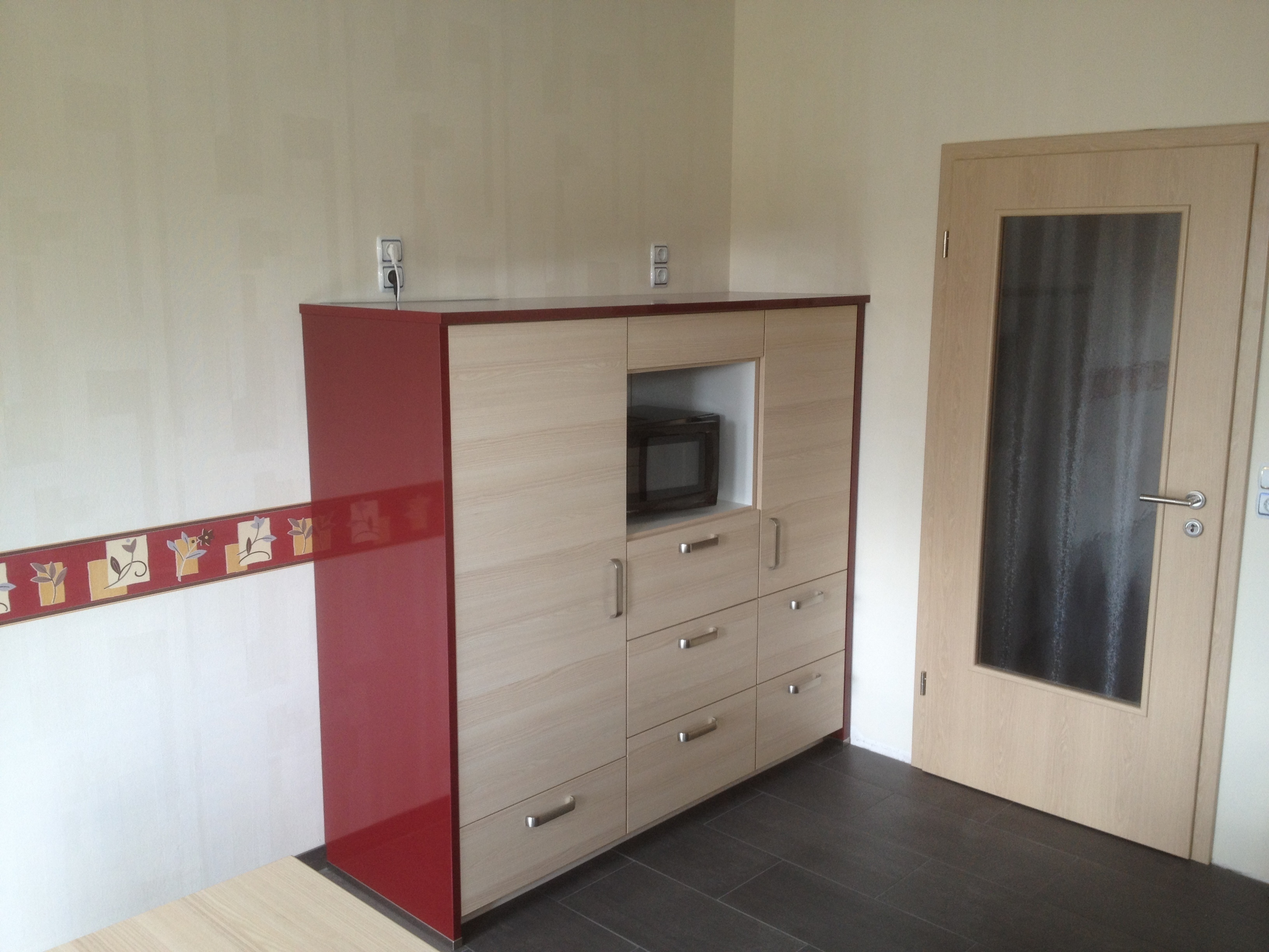 Schrank mit offenem Fach, Mikrowelle