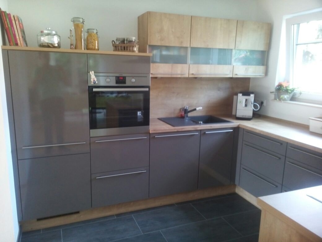 modern mit Granit rau, geflammt, gebürstet, versiegelt, Stangengriff, Insellösung, Hängeschrank mit Glas