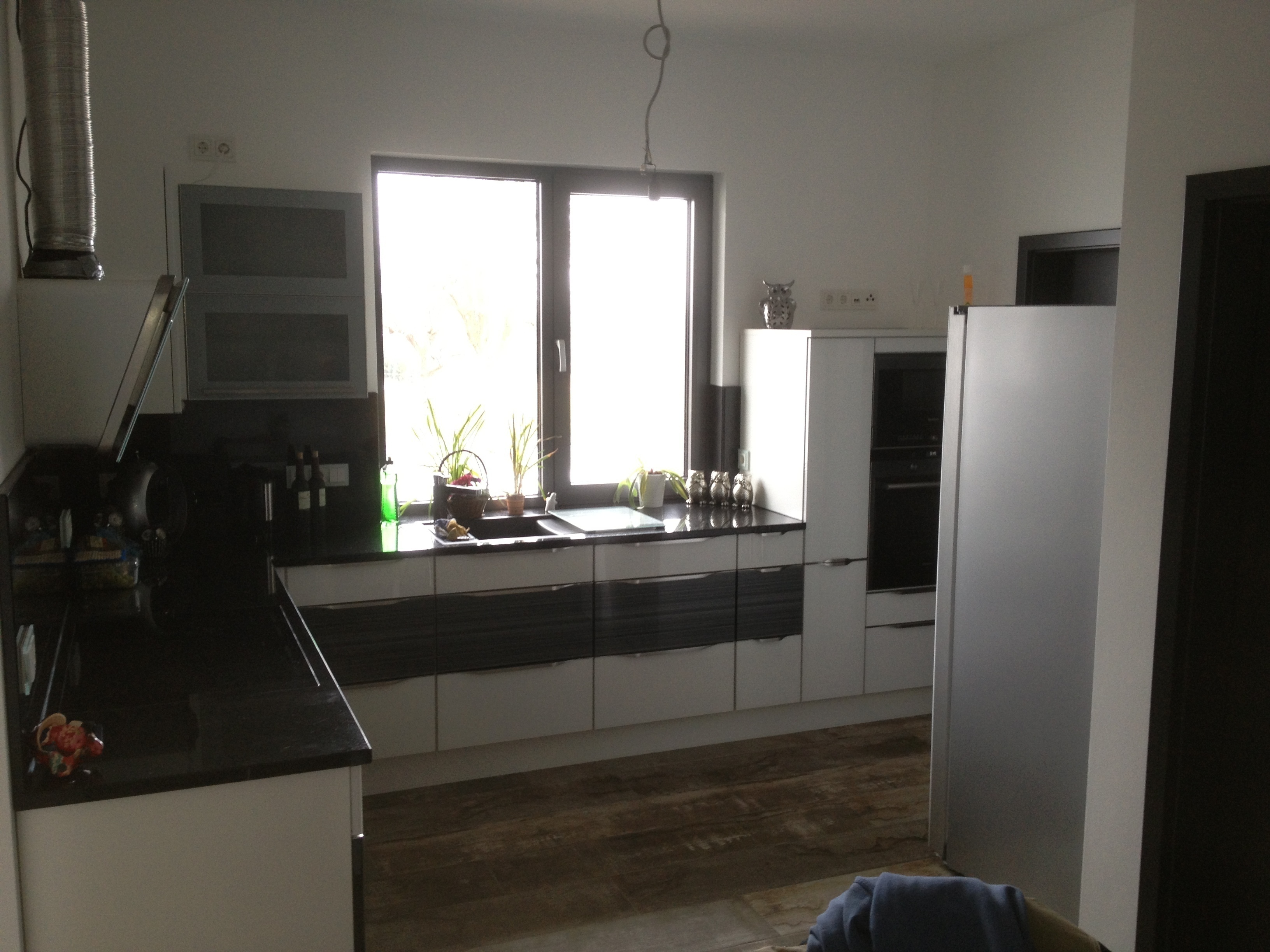 moderne Küche, hochgebauter Backofen