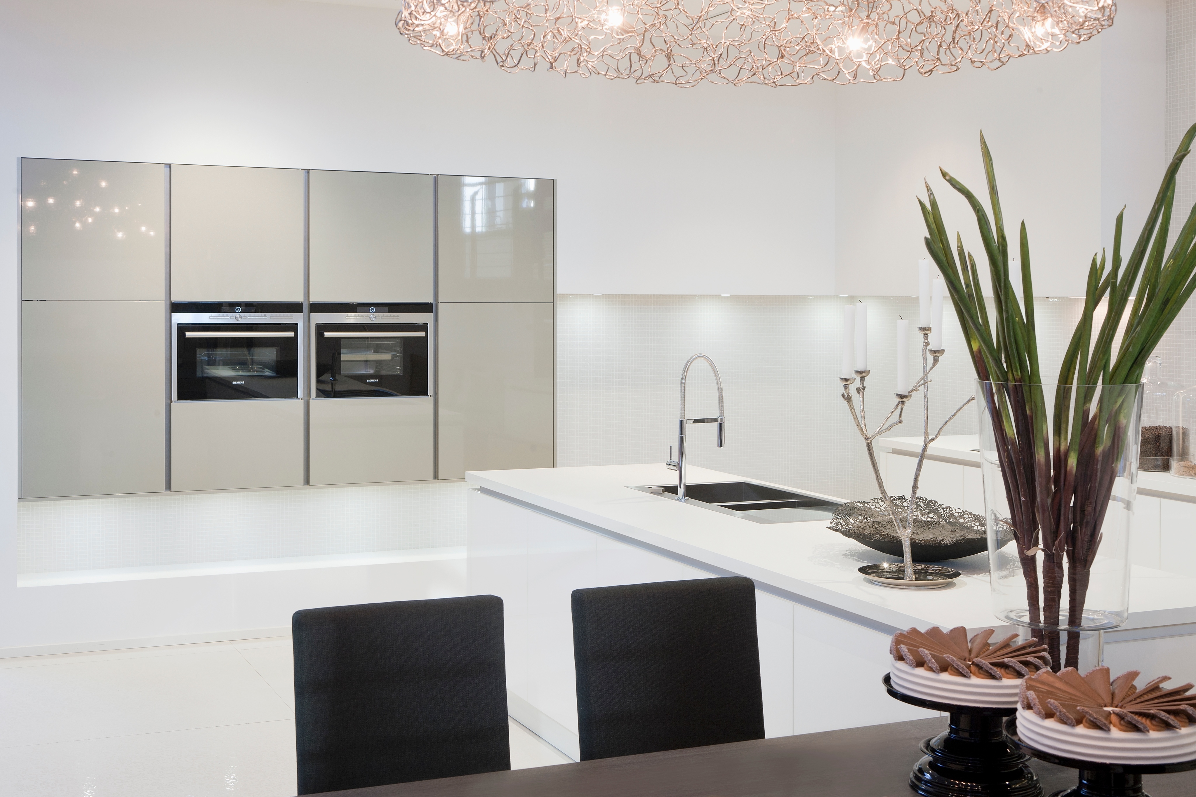 hellgraue, grifflose Küche in Hochglanz