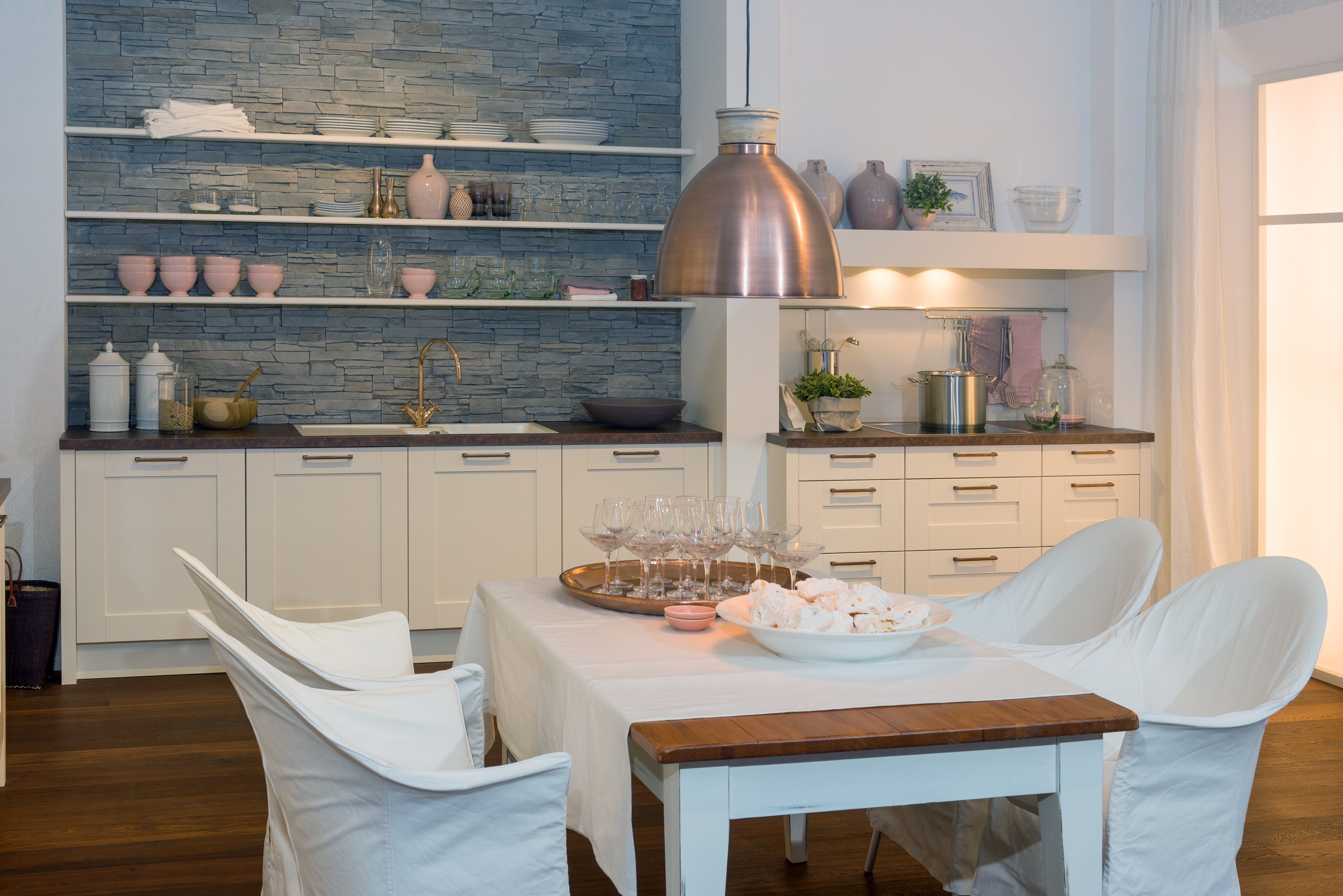 cremefarbene Landhausküche mit Esstisch