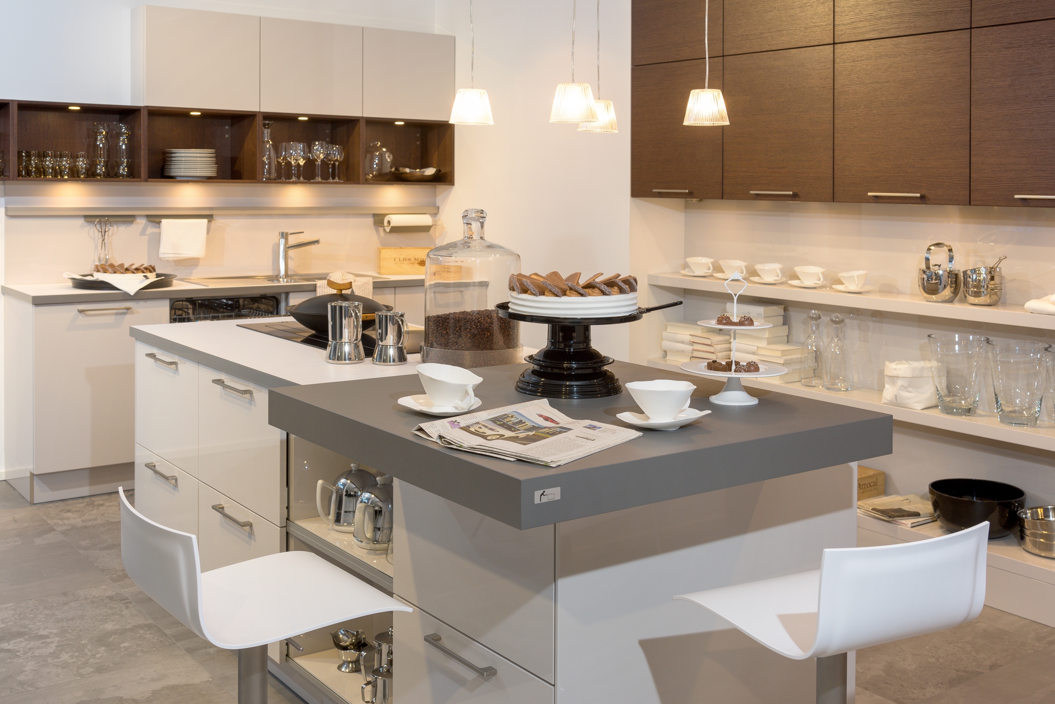 moderne weiß/braune Küche mit Kochinsel und Regalen