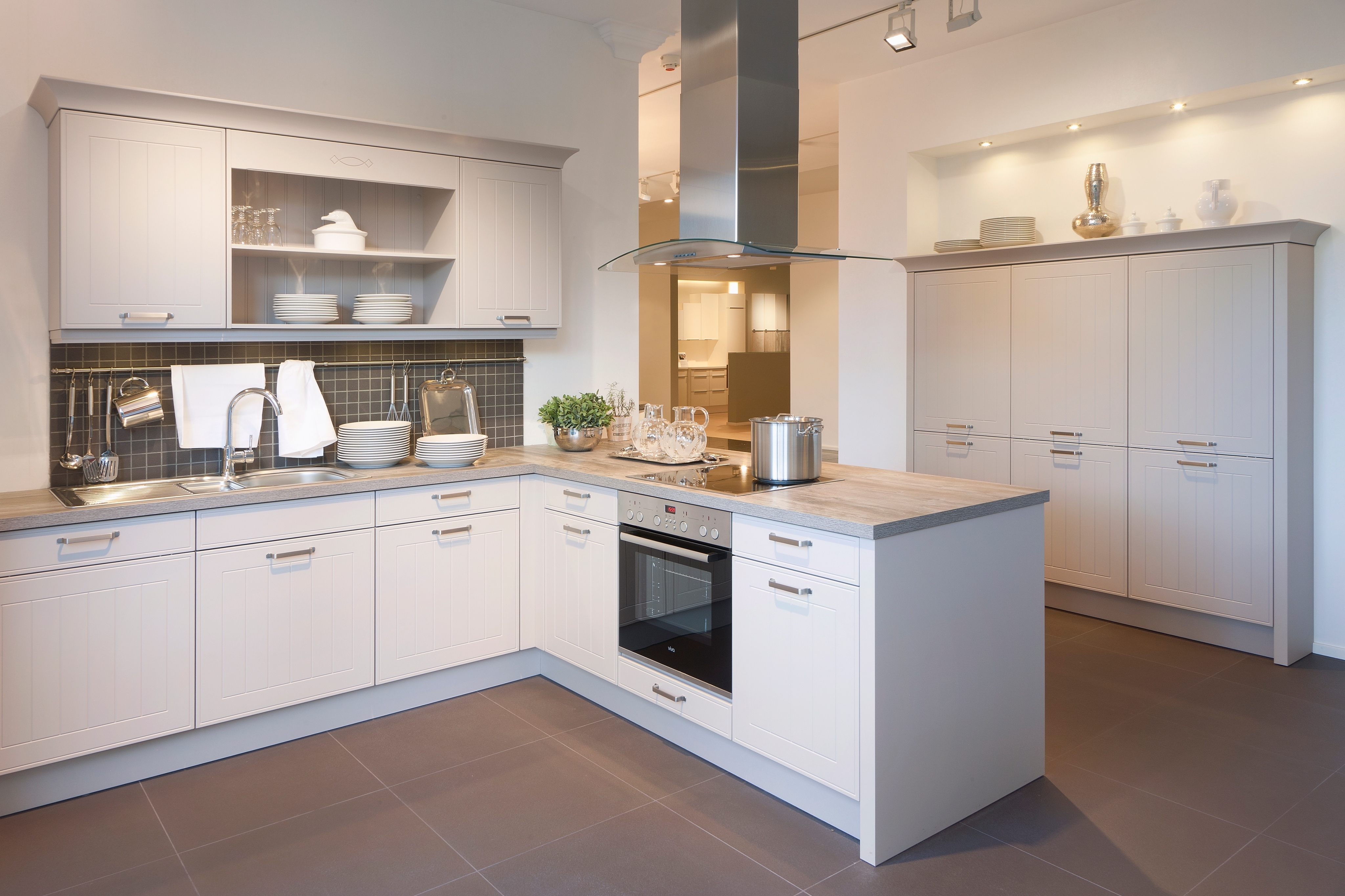 stilvolle weiße Küche mit Dunstabzug und Relingsystem