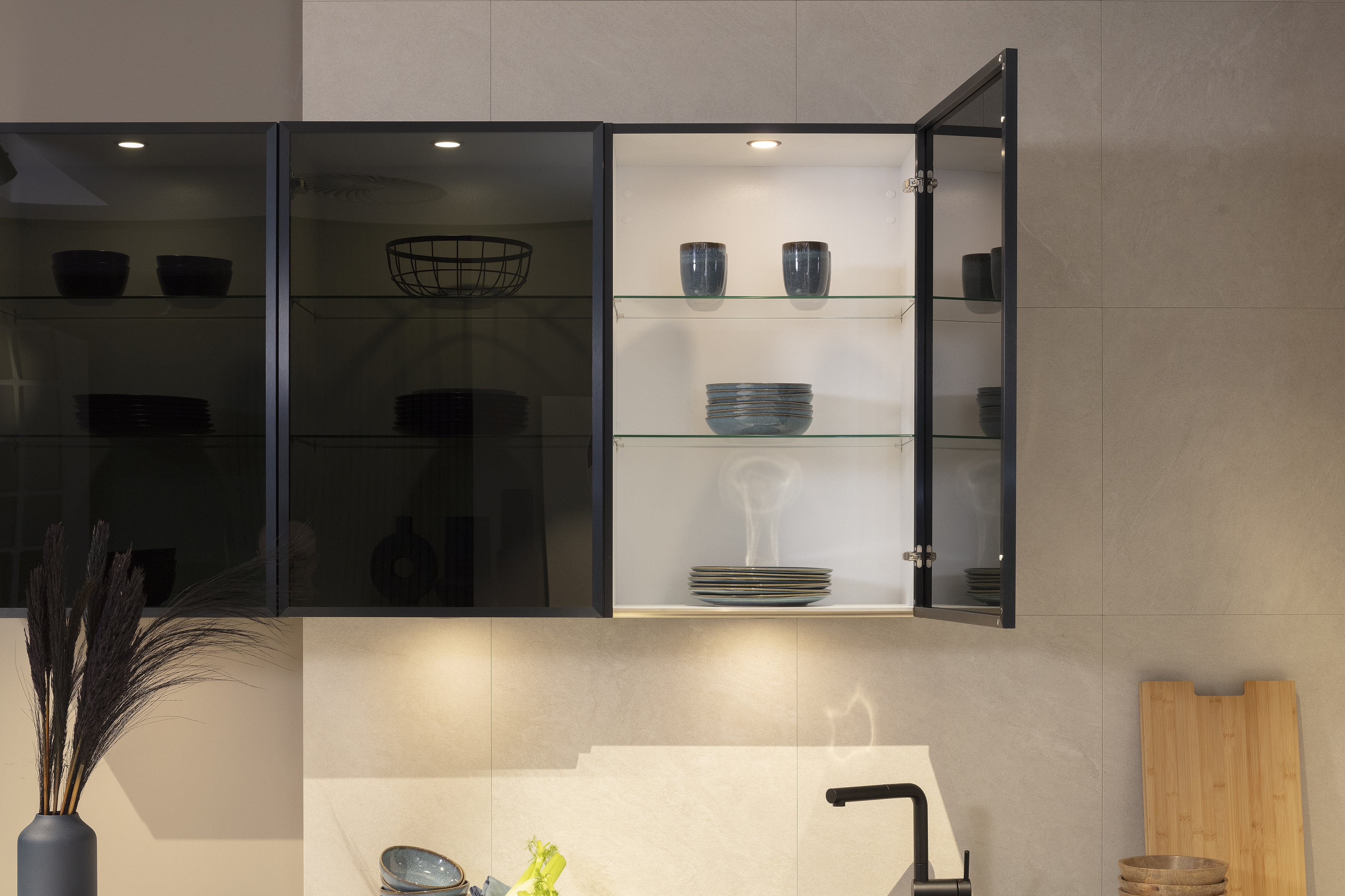 Schwarzglas-Vitrinen-Hängeschränke