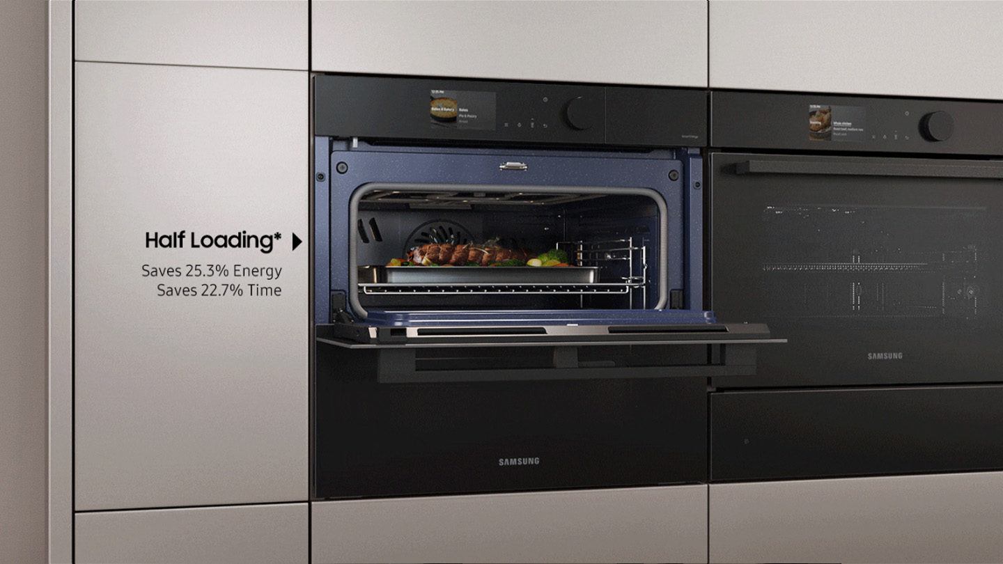 Samsung Backofen mit nur in der oberen Hälfte geöffneter Tür und Beschriftung Half Loading