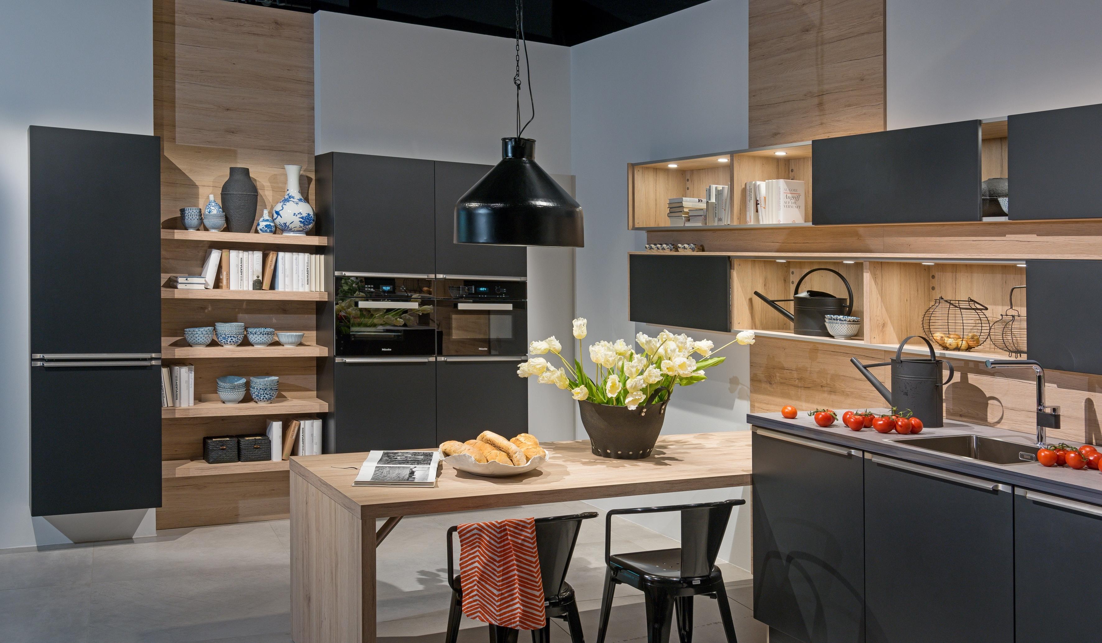 dunkelgraue Küche mit Holzregalen und Esstisch