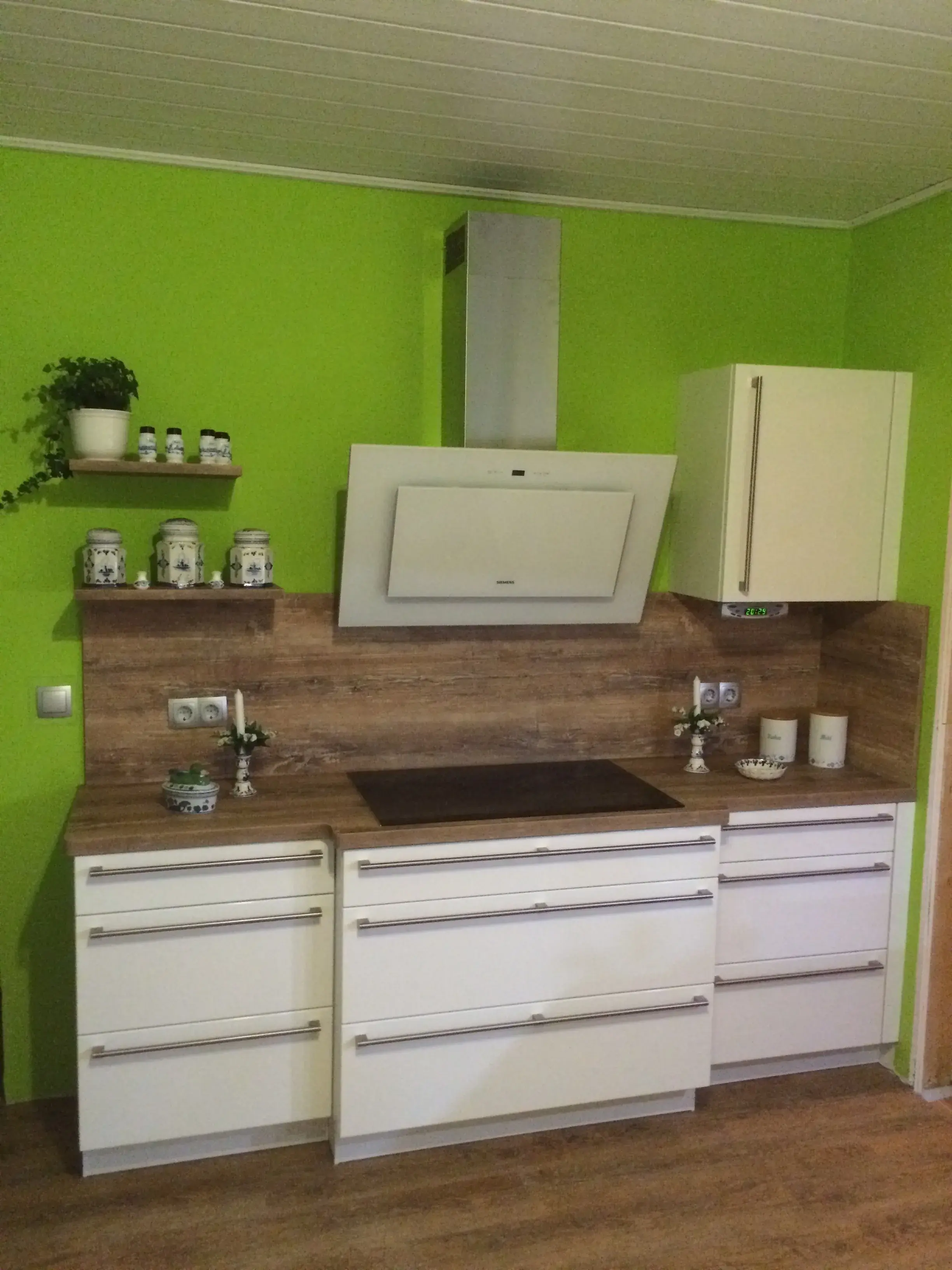 modern mit Granit rau, geflammt, gebürstet, versiegelt, Stangengriff, Insellösung, Hängeschrank mit Glas