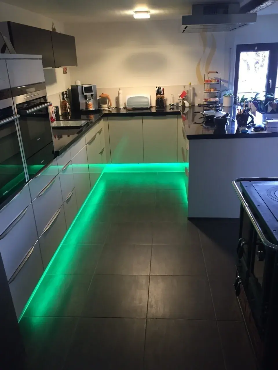 moderner Landhausstil mit Granit, Insellösung, Abzugshaube, hochgesetzter Backofen