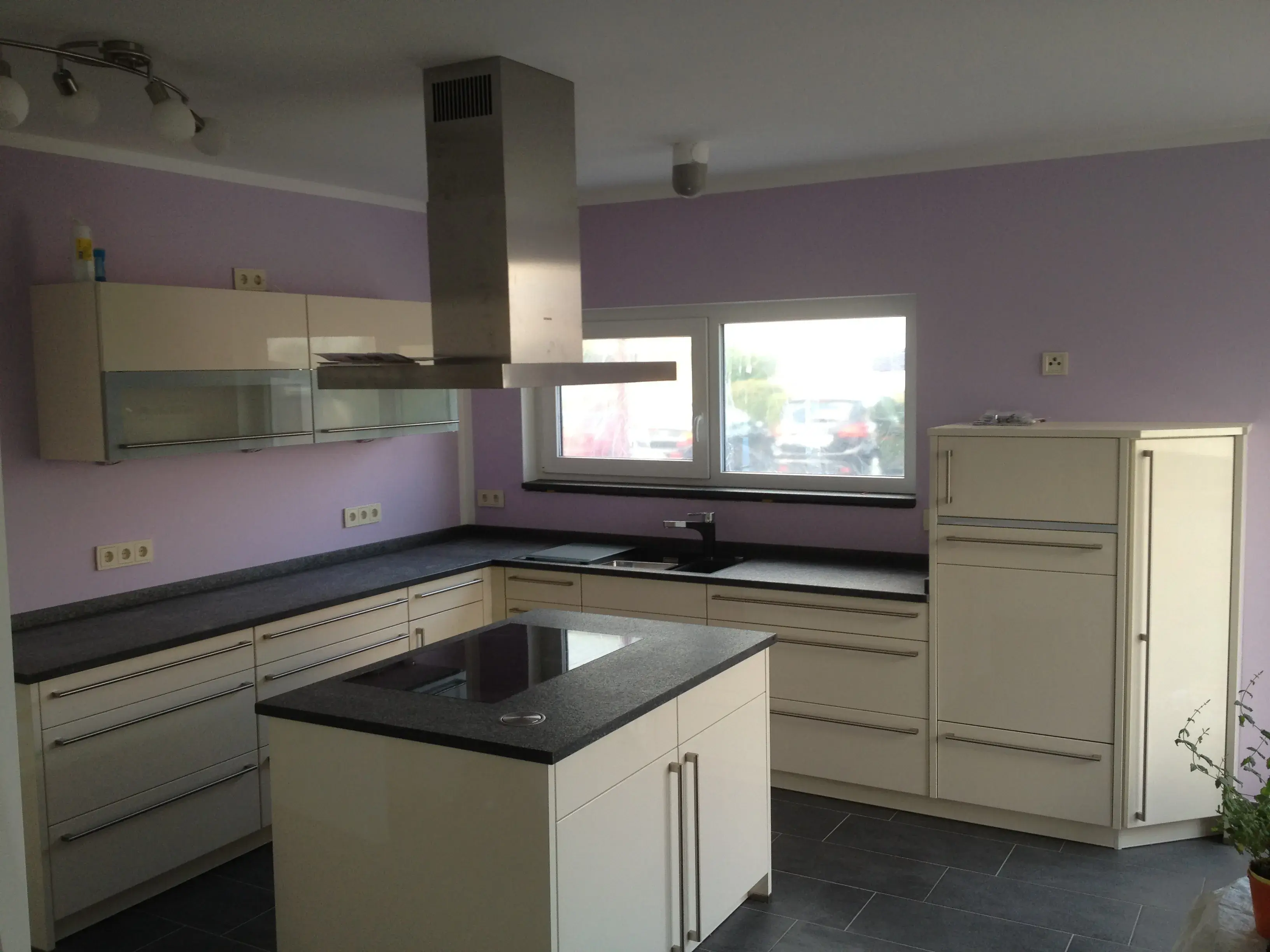 modern mit Granit rau, geflammt, gebürstet, versiegelt, Stangengriff, Insellösung, Hängeschrank mit Glas