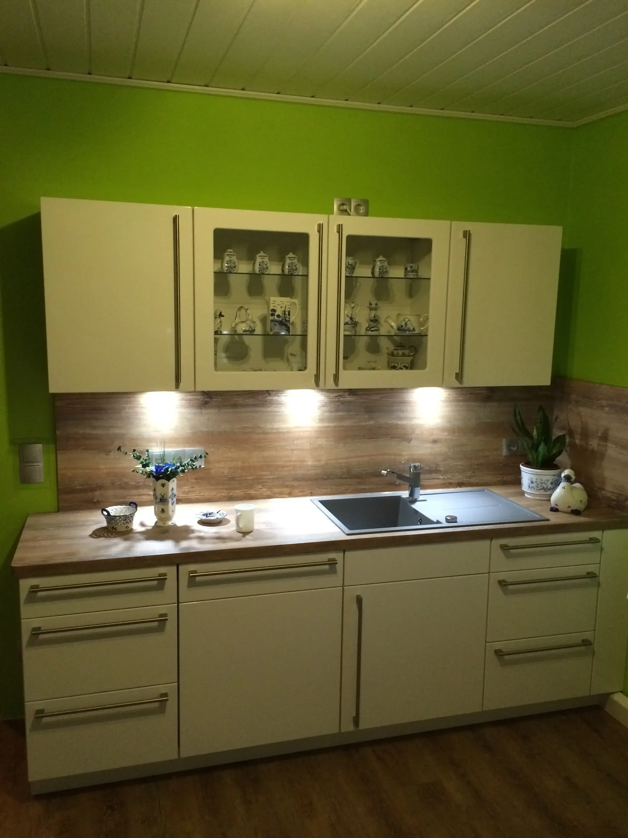 modern mit Granit rau, geflammt, gebürstet, versiegelt, Stangengriff, Insellösung, Hängeschrank mit Glas