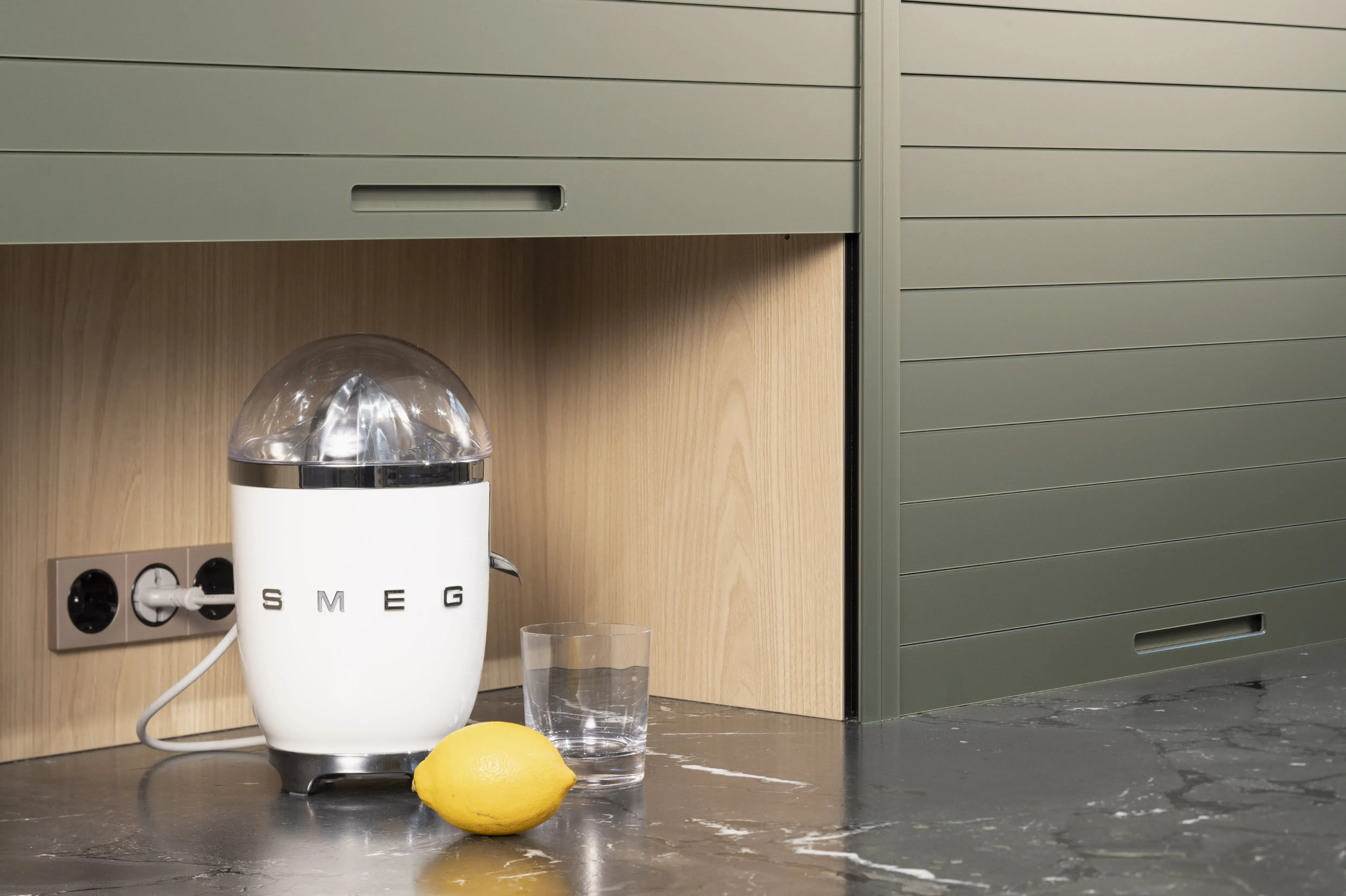 HÄCKER Systemat Olivgrün Polymerglas