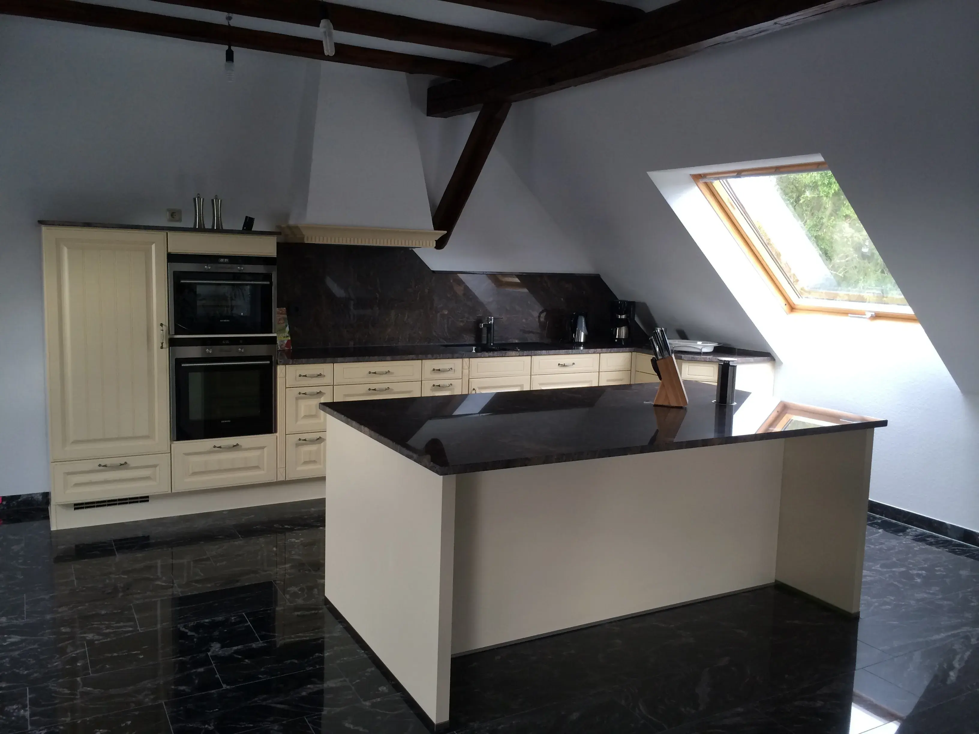 moderner Landhausstil mit Granit, Insellösung, Abzugshaube, hochgesetzter Backofen