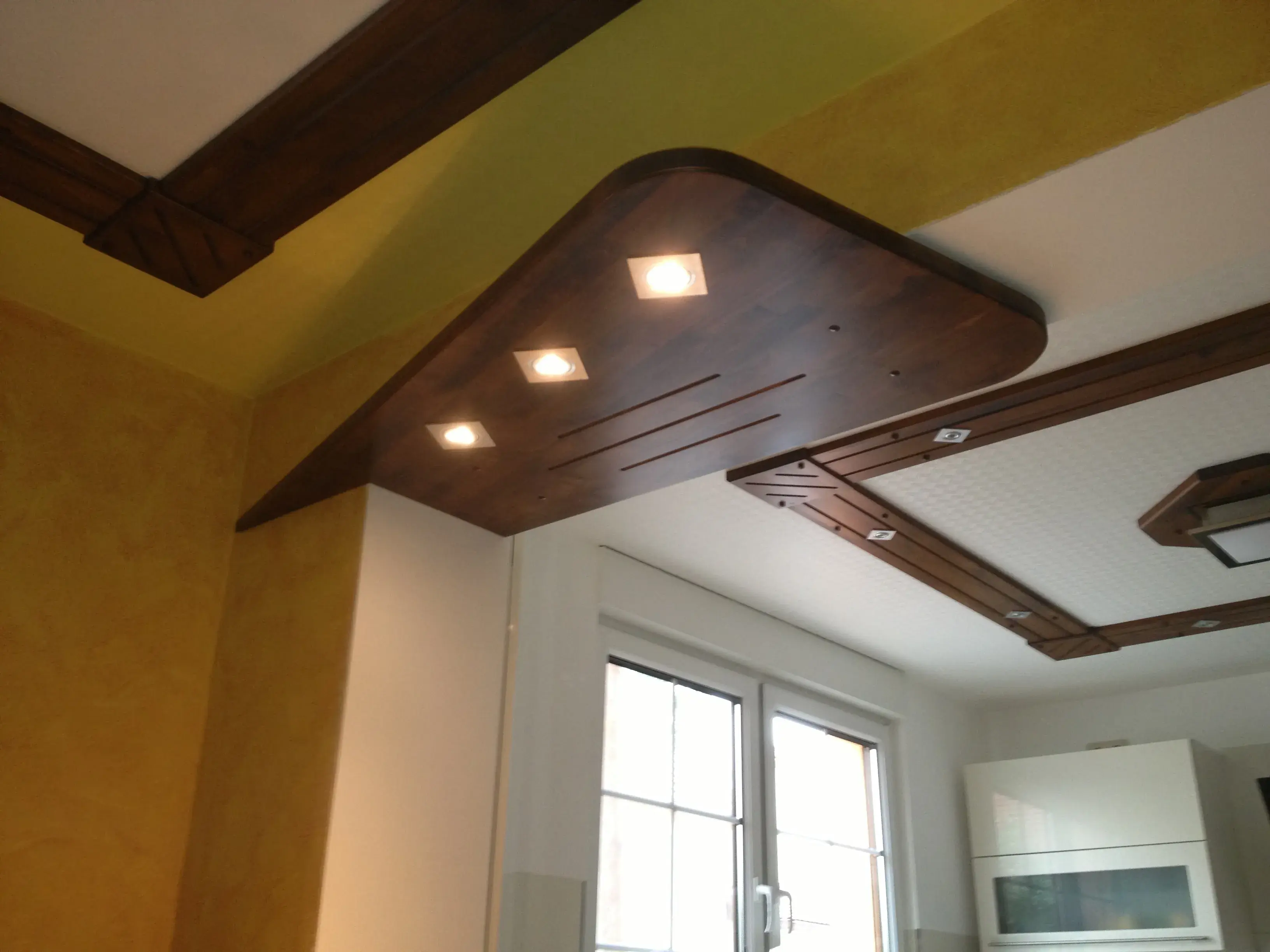 modern mit Granit rau, geflammt, gebürstet, versiegelt, Stangengriff, Insellösung, Hängeschrank mit Glas