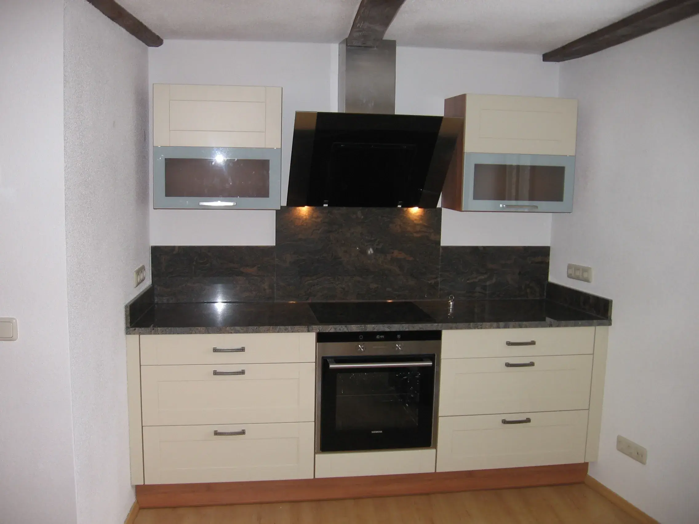 Vanillefront, Kirschbaumkorpus, Granitplatte, Hängeschränke mit Glaseinsatz, Abzugshaube