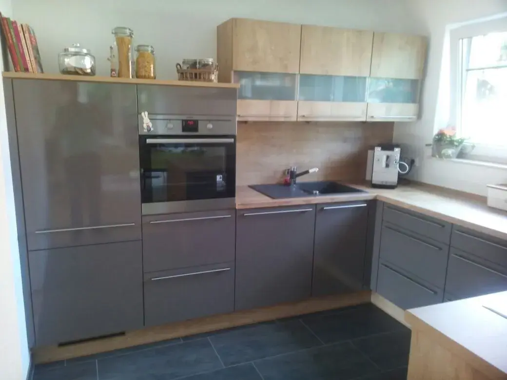 modern mit Granit rau, geflammt, gebürstet, versiegelt, Stangengriff, Insellösung, Hängeschrank mit Glas