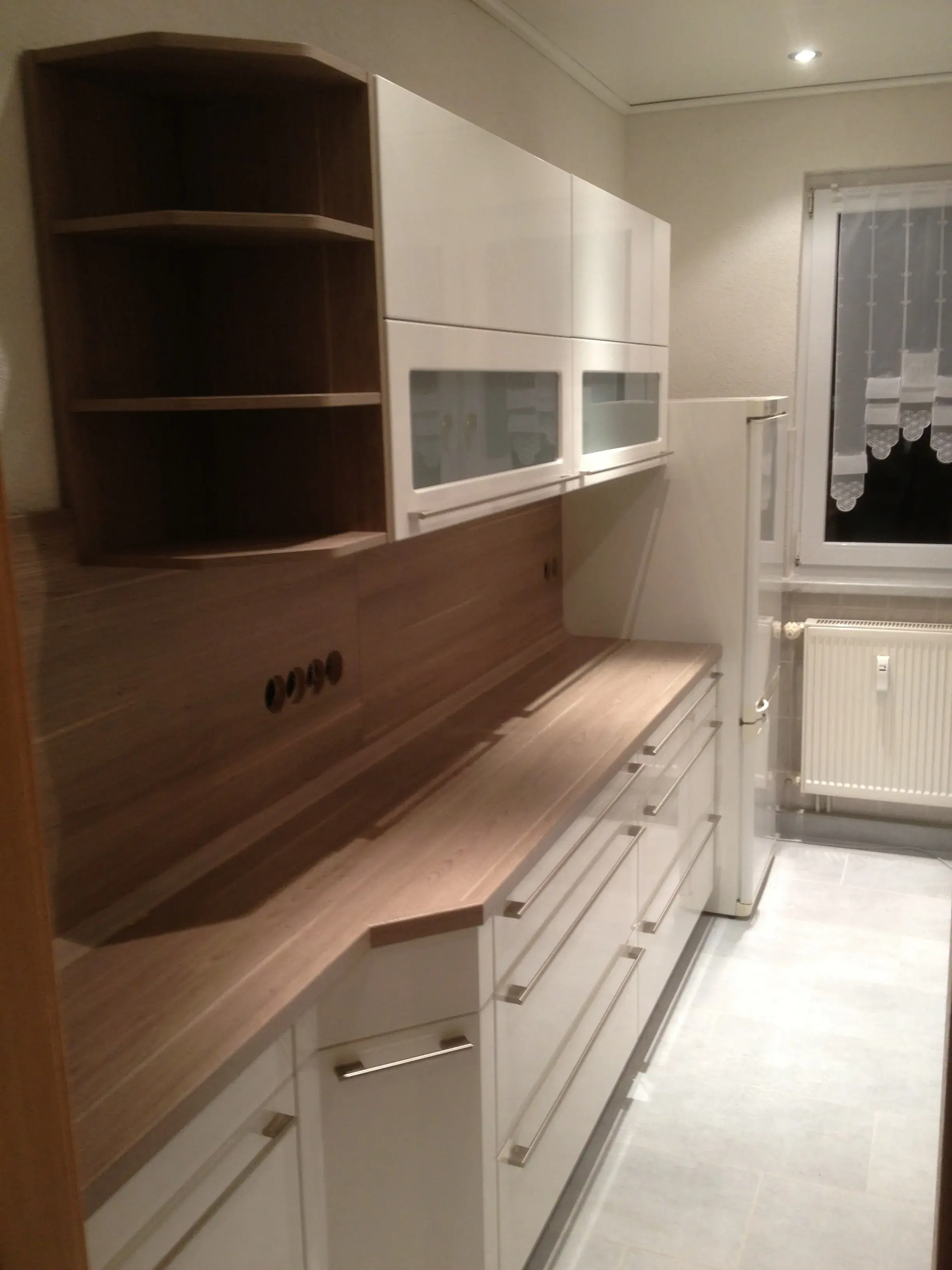 Raumspartiefe 50 cm mit Auszügen, offenes Regal, Hängeschränke mit Glaseinsatz, Holzarbeitsplatte