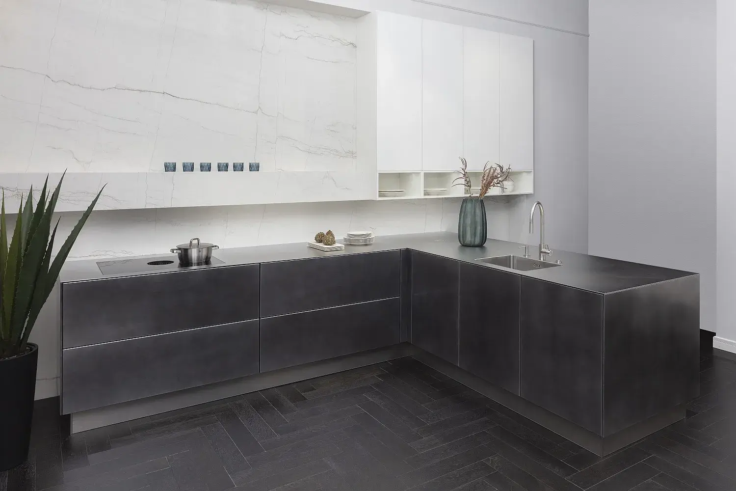 Häcker Küche mit metallisch lackierten Fronten